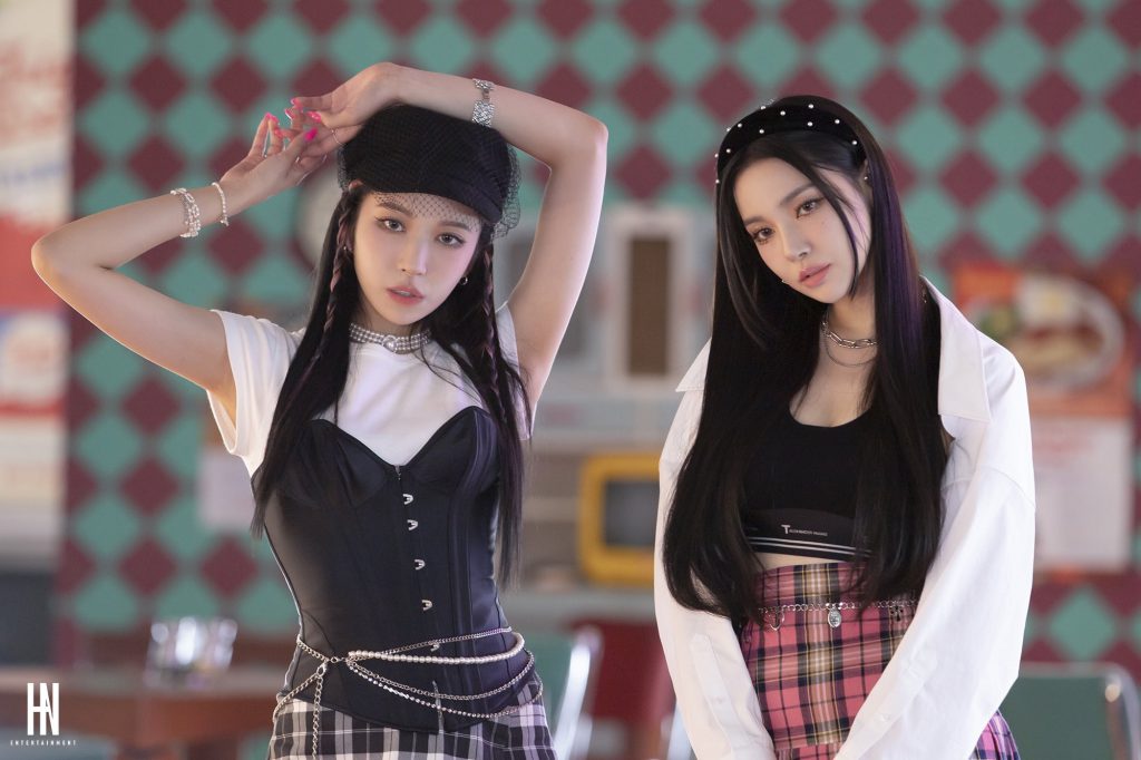 Grita and Luce behind the scenes of illi illi's debut music video for "Barcode"